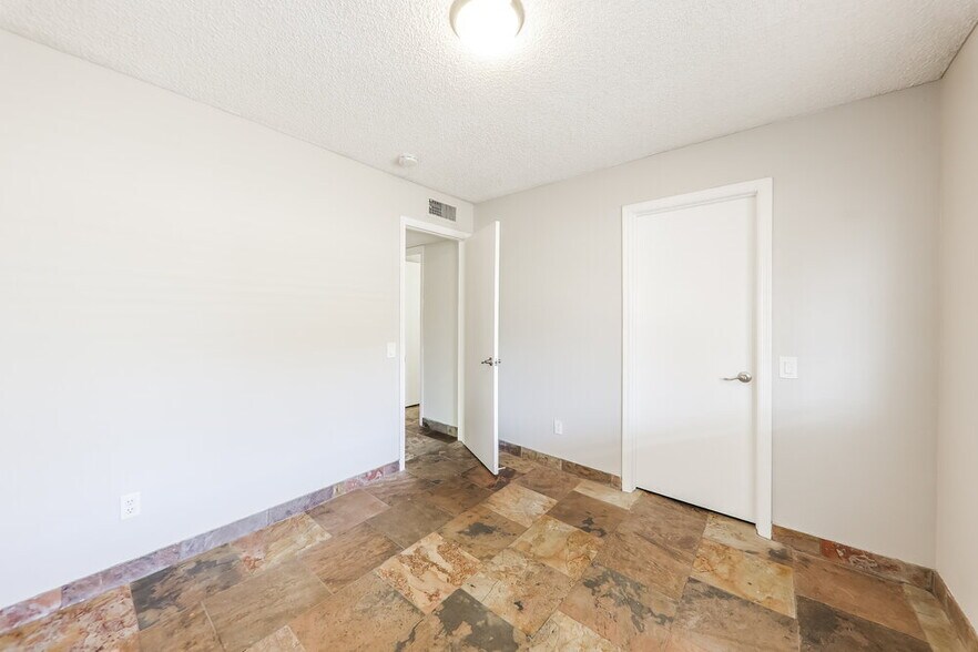 Building Photo - 3310 W Rose Garden Ln