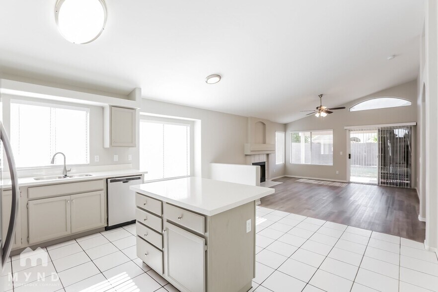 Building Photo - 1045 W Todd Dr