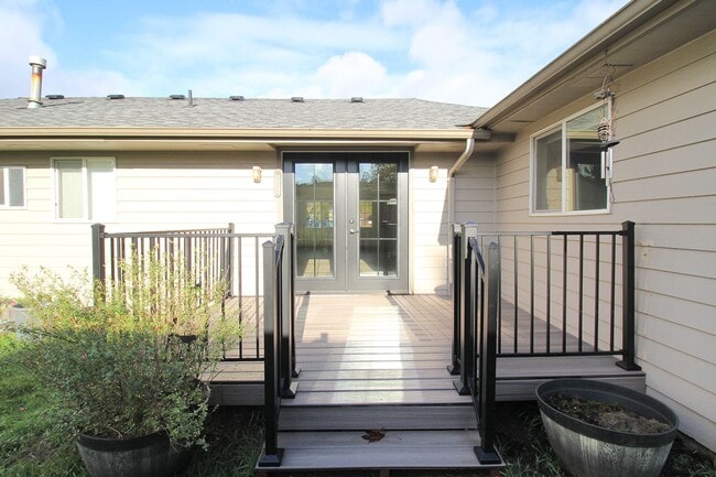 Building Photo - 11318 NE Siskiyou St