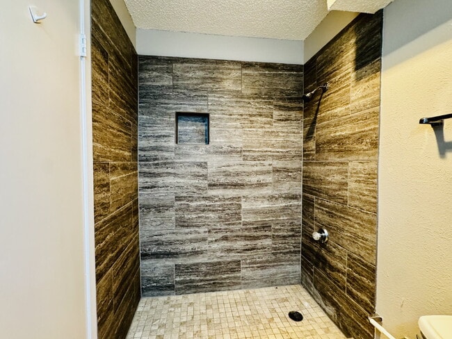 Building Photo - 2 bed, 2 bath, 2 Car Garage, 1-story