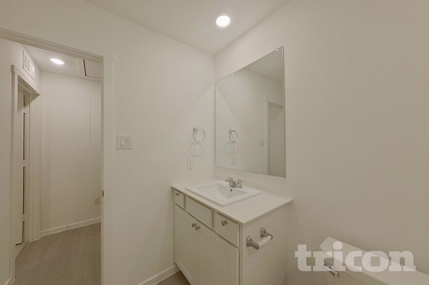 Building Photo - 834 Ginkgo Wy