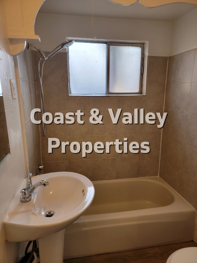 Building Photo - 2BD HOUSE IN HOLLISTER FOR RENT