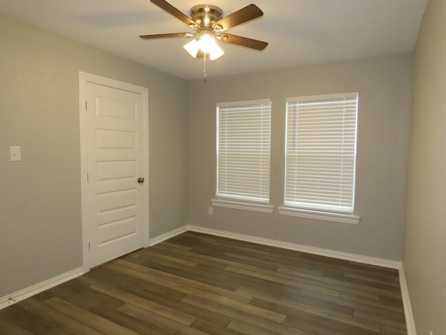 Building Photo - Newly Remodeled 4BR/1BA in Forest Hills Neighborhood