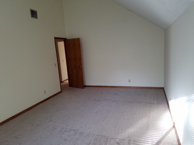 Building Photo - $1450 - 3/2/1 - MOVE IN SPECIAL  - Upstair...