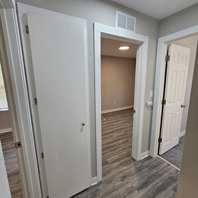 Building Photo - 2 bed, 1 bath renovated ranch. Kitchen has new cabinets, granite counters. All appliances, remode...