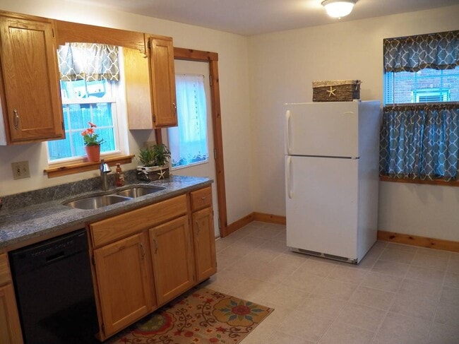 Building Photo - 648 Kearsarge Way