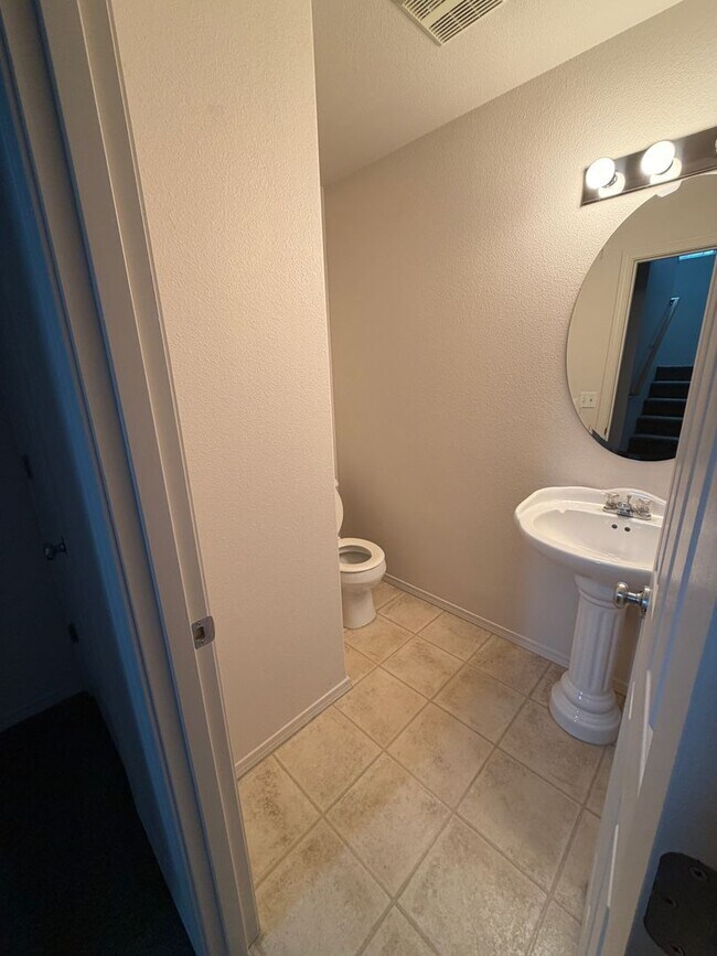 Building Photo - New paint & carpet! 2 bed 2.5 bath + bonus room townhome