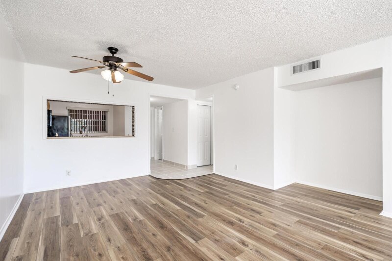 Building Photo - 1811 Sabal Palm Dr