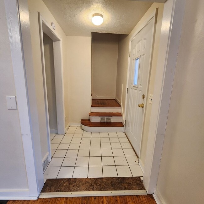 Building Photo - Cute 2/3 Bedroom Single Family House Avail...