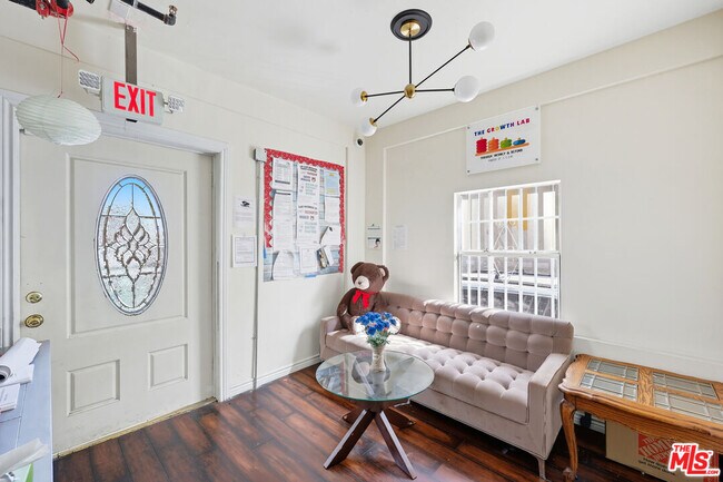 Building Photo - 522 W Vernon Ave