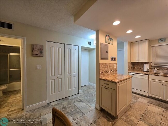 Building Photo - 1161 Hillsboro Mile