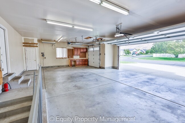 Building Photo - 10787 N 5800 W St