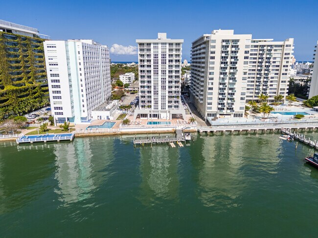 Building Photo - 1228 West Ave