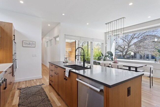 Building Photo - Spacious 5-Bed / 4-Bath home in LoHi for rent