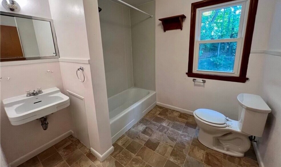 Building Photo - 4 Pinecrest Dr