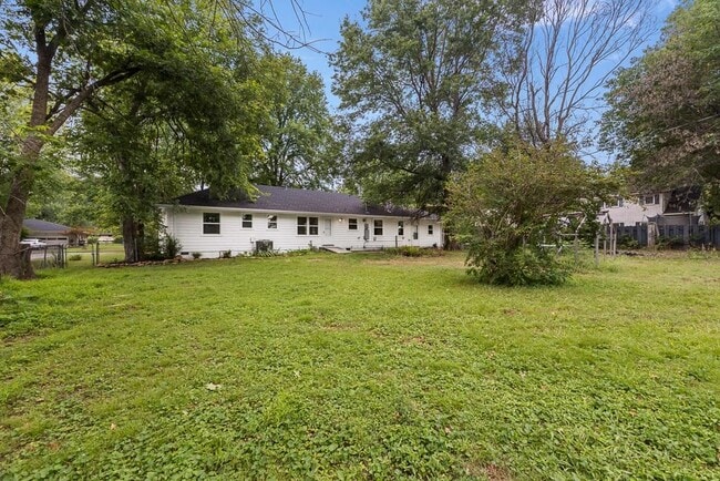 Building Photo - 301 Michael St