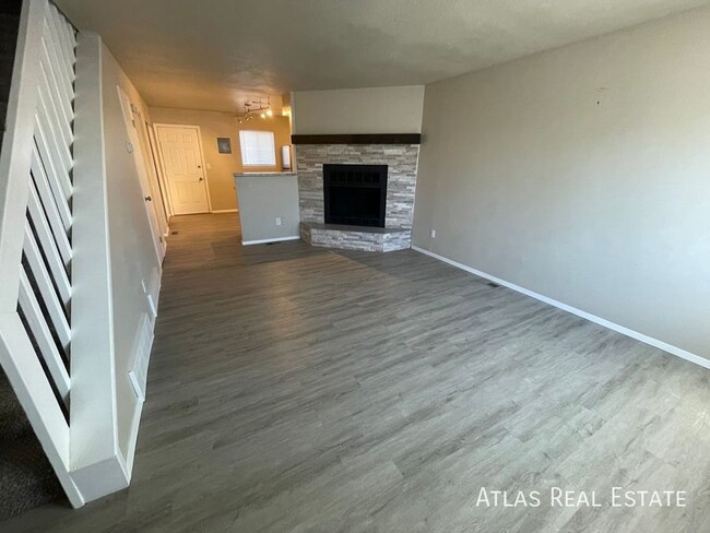 Building Photo - Your Dream Home Awaits 2 BED 1.5 BATH TOWN...