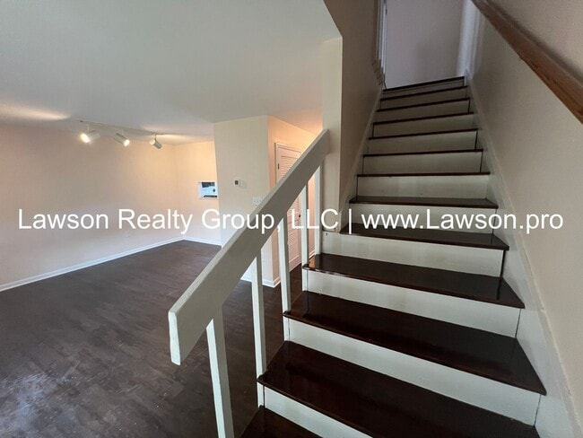 Building Photo - Townhome in Garden City