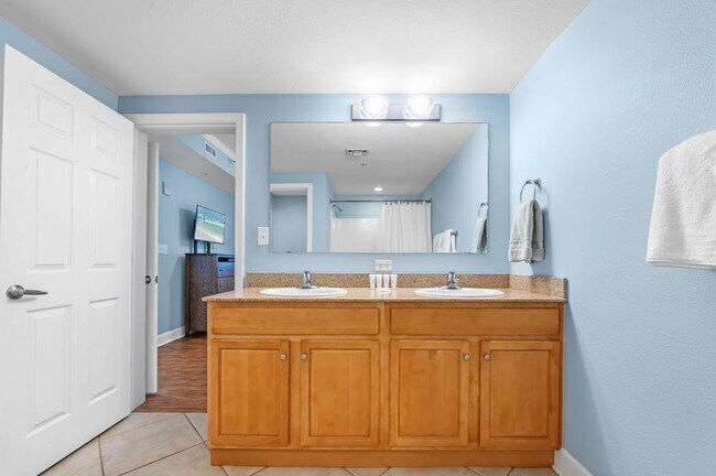 Building Photo - 1524 W Beach Blvd