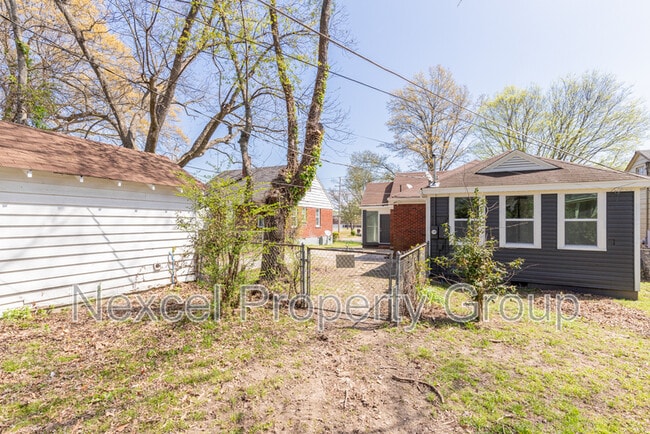 Building Photo - 1055 University St