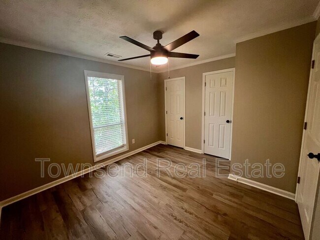 Building Photo - 5853 Century Oaks Dr