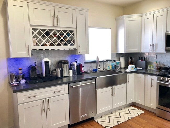 Building Photo - Lovely 3 bd/2.5 ba Townhome - Old Town Torrance!