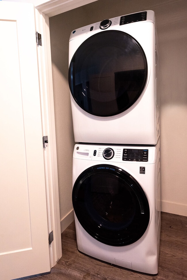 Building Photo - 3500 S Corona St