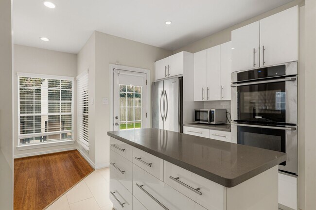 Building Photo - 14207 Woodville Gardens Dr