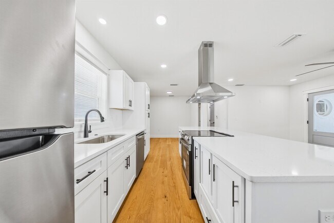 Building Photo - 1827 Fernando Dr
