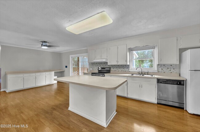 Building Photo - 313 Monterey Dr