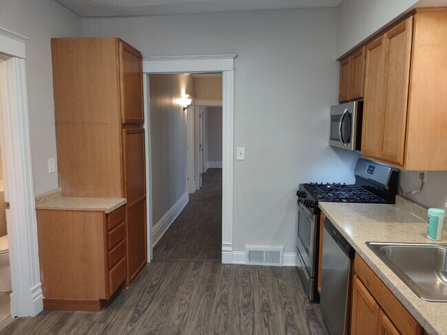 Building Photo - Updated 2-bedroom | Large Kitchen | Laundry in Building