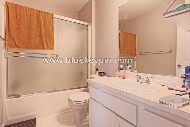 Building Photo - 3 Bed, 2.5 Bath Townhome in Hillsboro Near Quatama Park and Intel's Ronler Acres Campus