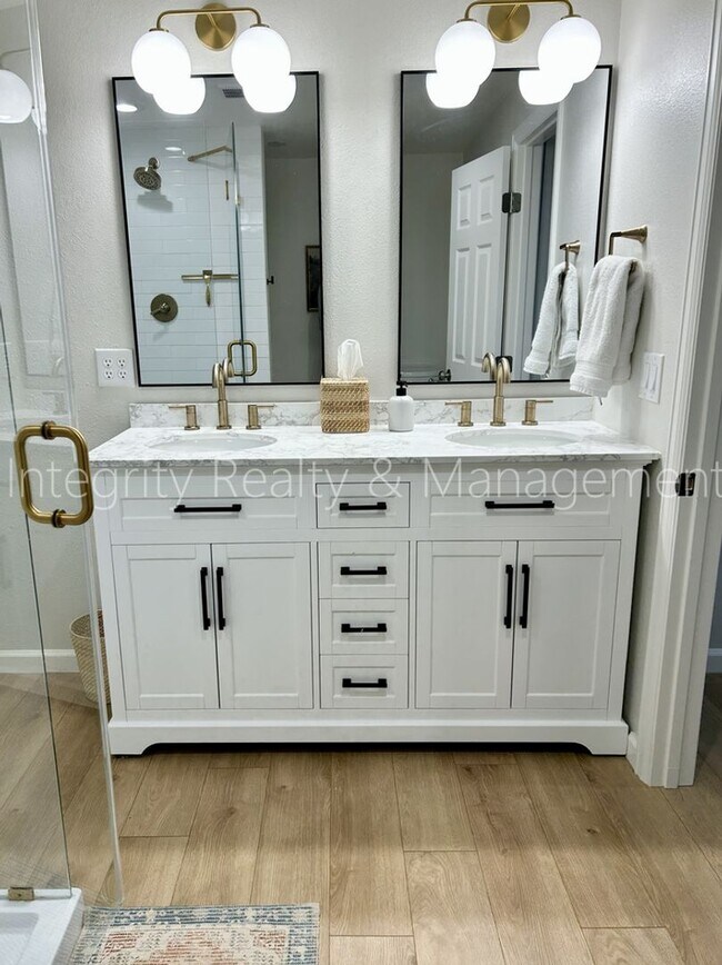 Building Photo - 9722 W Polk Dr