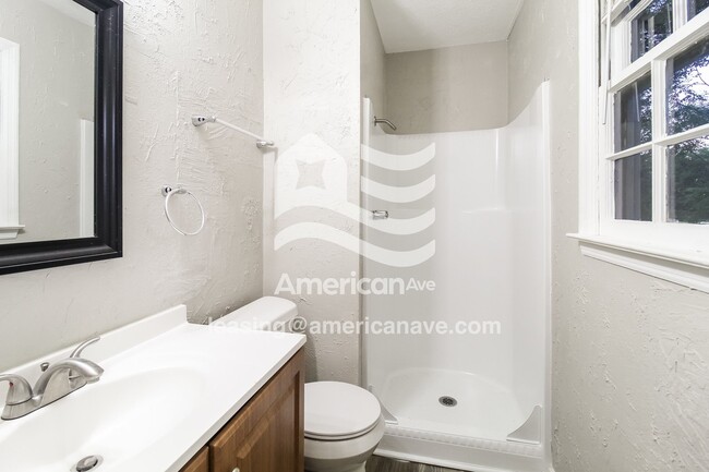 Building Photo - 122 Victor Rd