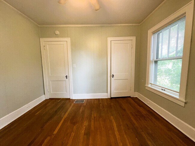 Building Photo - Beautiful, Historic House! Hardwood Floors, Full Basement, Detached Garage; W/D, Pets Ok!