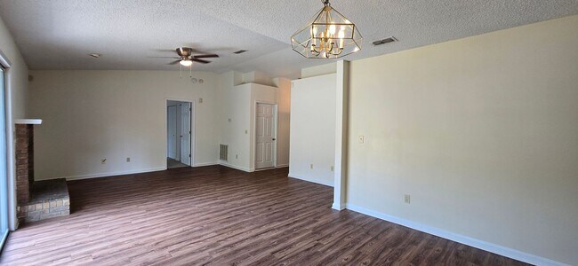 Building Photo - Charming 3 Bed / 2 Bath Home – Pet Friendl...