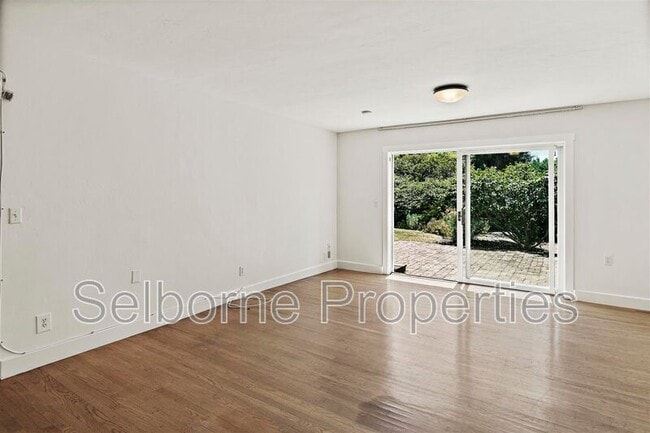 Building Photo - 25 Selborne Dr