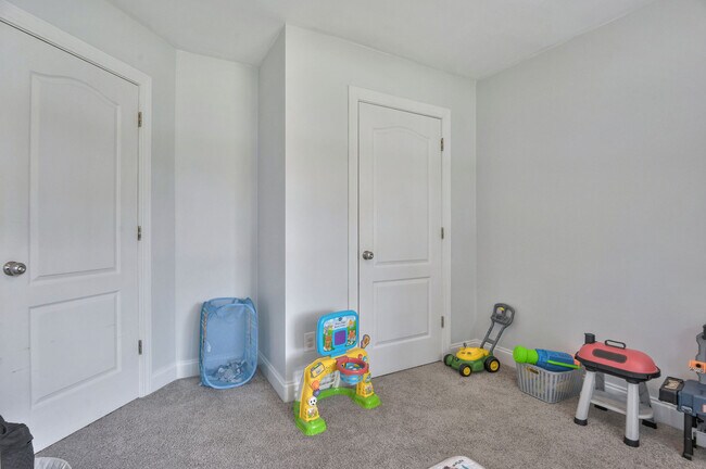 Building Photo - 202 Weeping Hollow Ct