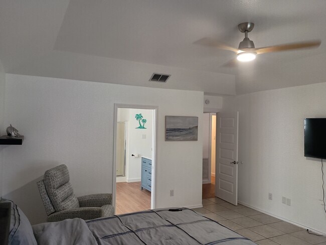 Building Photo - 15829 Vincent Dr