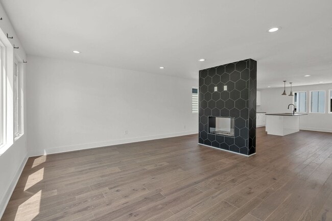 Building Photo - Modern Living In East Nashville!