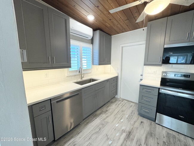 Building Photo - 249 Palm Ln