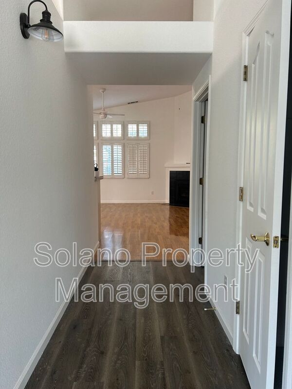 Building Photo - 542 Fiesta Ct