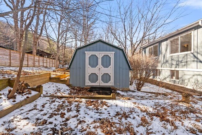 Building Photo - "Charming Cottage Retreat in Gerton, NC!"