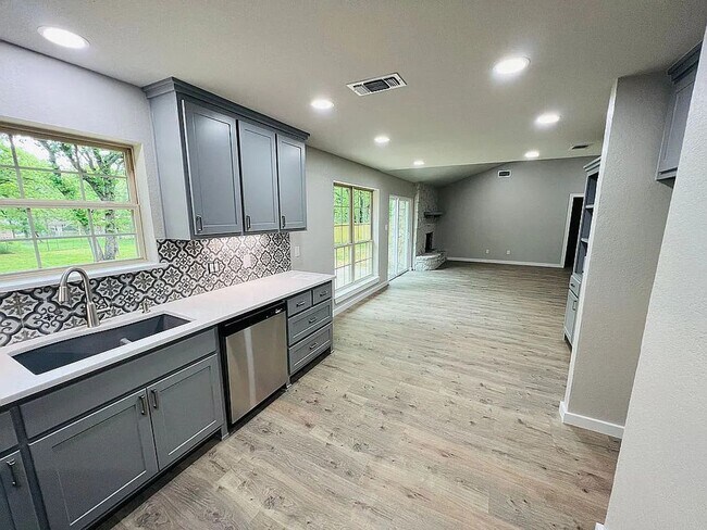 Building Photo - 2605 W Highland Dr