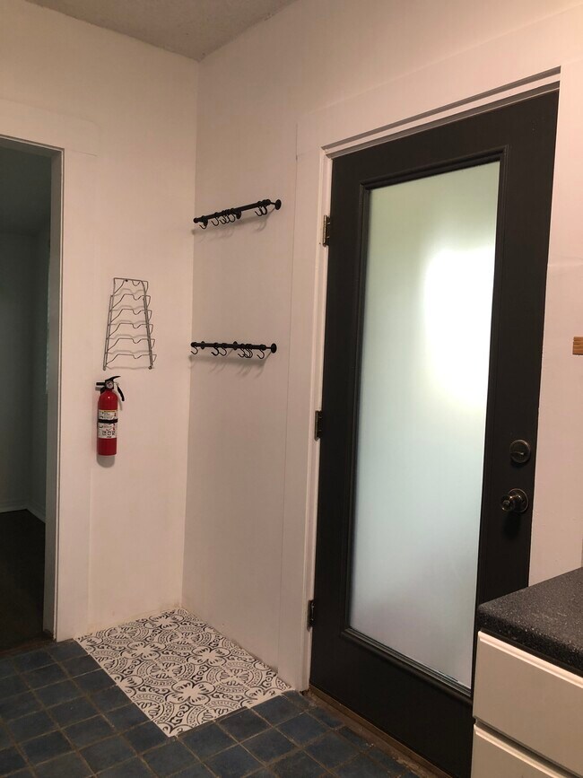 Building Photo - 1104 Hogan St