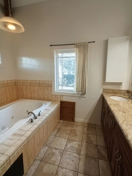 Building Photo - 1572 Silverwood Dr