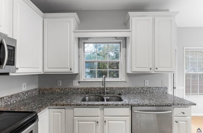 Building Photo - 541 Edgefield Way