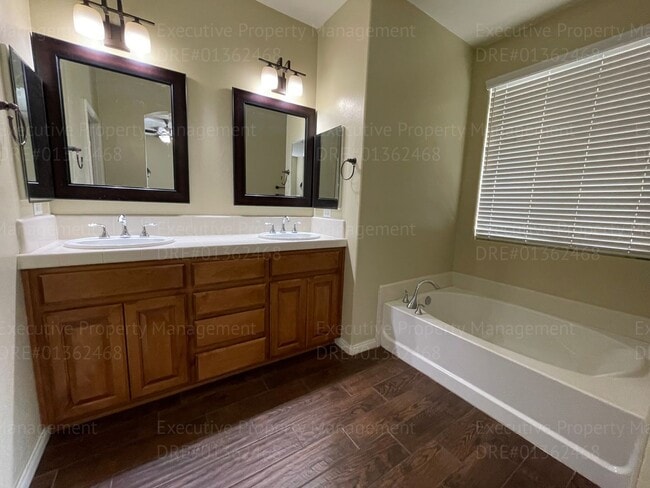 Building Photo - 4 bedrooms/ 2 bathrooms, with a patio.