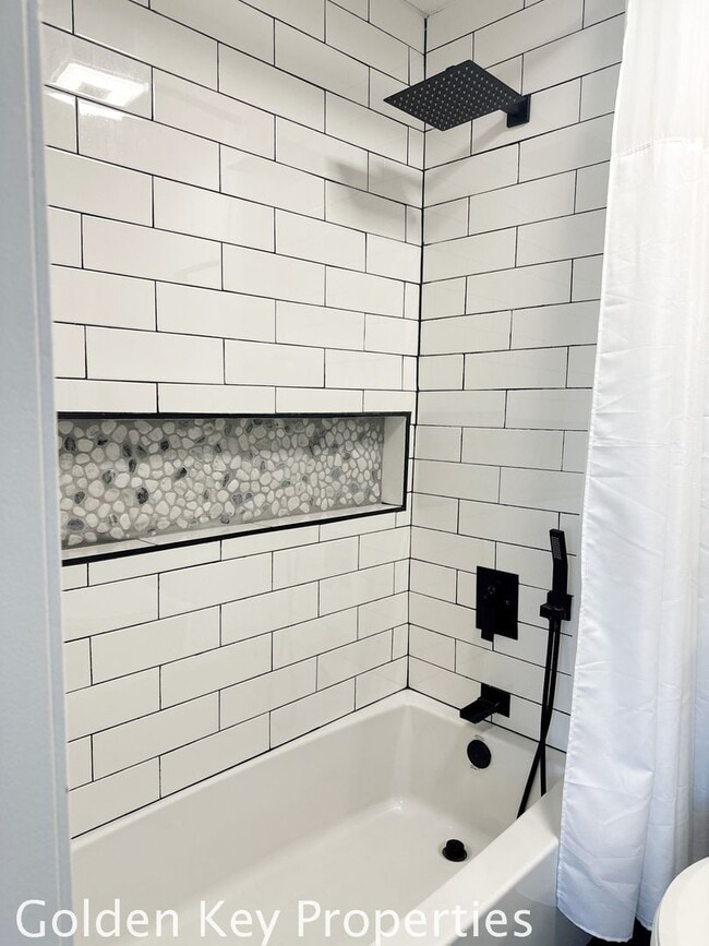 Building Photo - Remodeled townhome located in the Cape at ...