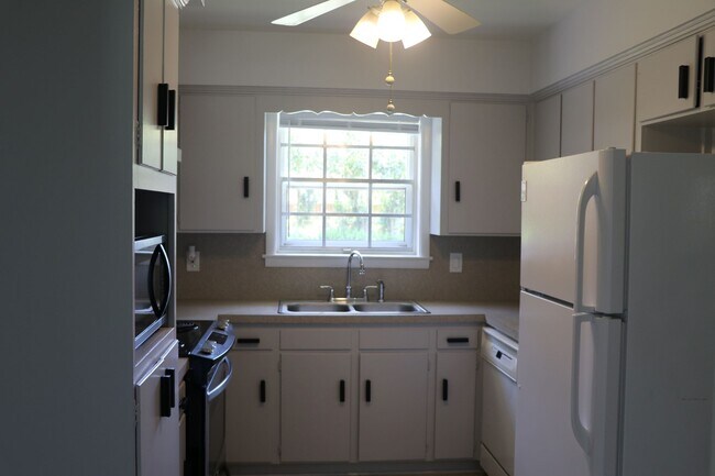 Building Photo - 21 Highpoint Dr